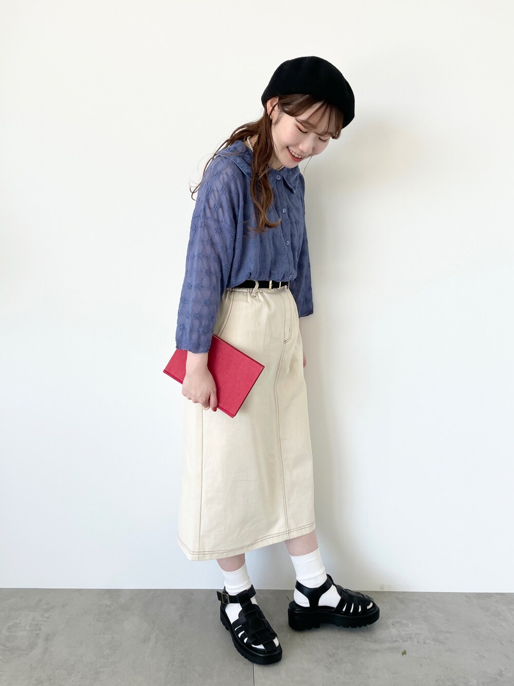 ブルー系のカーディガン/ボレロ、ホワイト系のスカート、ブラック系のサンダルを着用したレディースの夏コーディネートの2枚目の写真