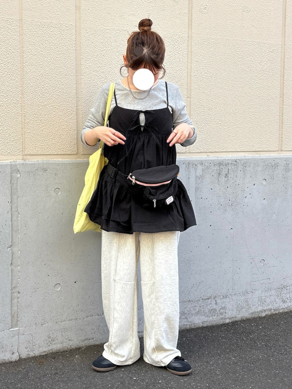 ブラック系のトップス、グレー系のTシャツ/カットソー、ベージュ系のその他パンツを着用したレディースの春コーディネートの2枚目の写真