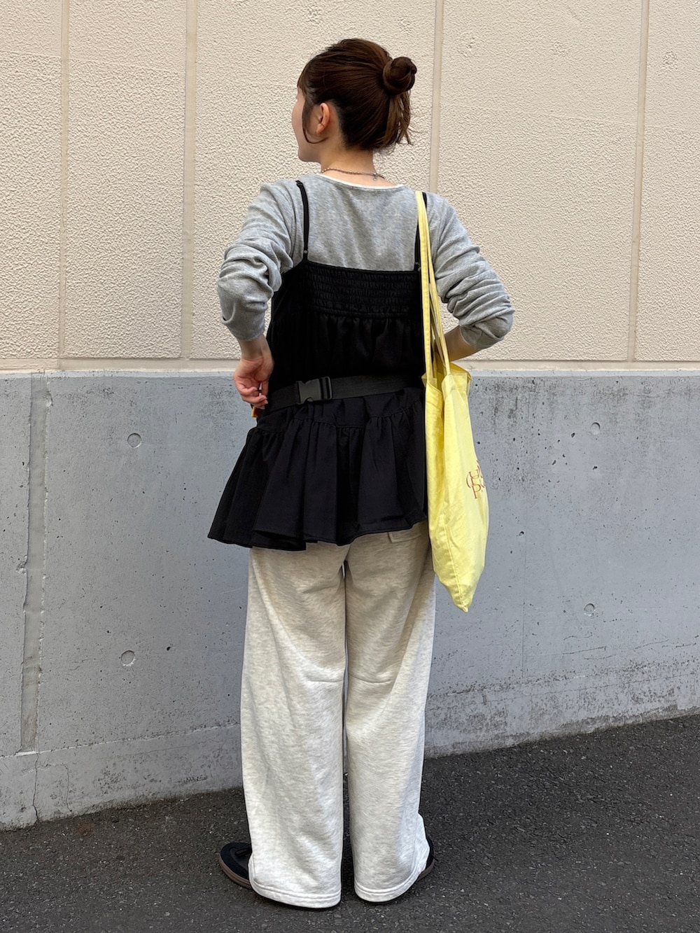 ブラック系のトップス、グレー系のTシャツ/カットソー、ベージュ系のその他パンツを着用したレディースの春コーディネートの4枚目の写真
