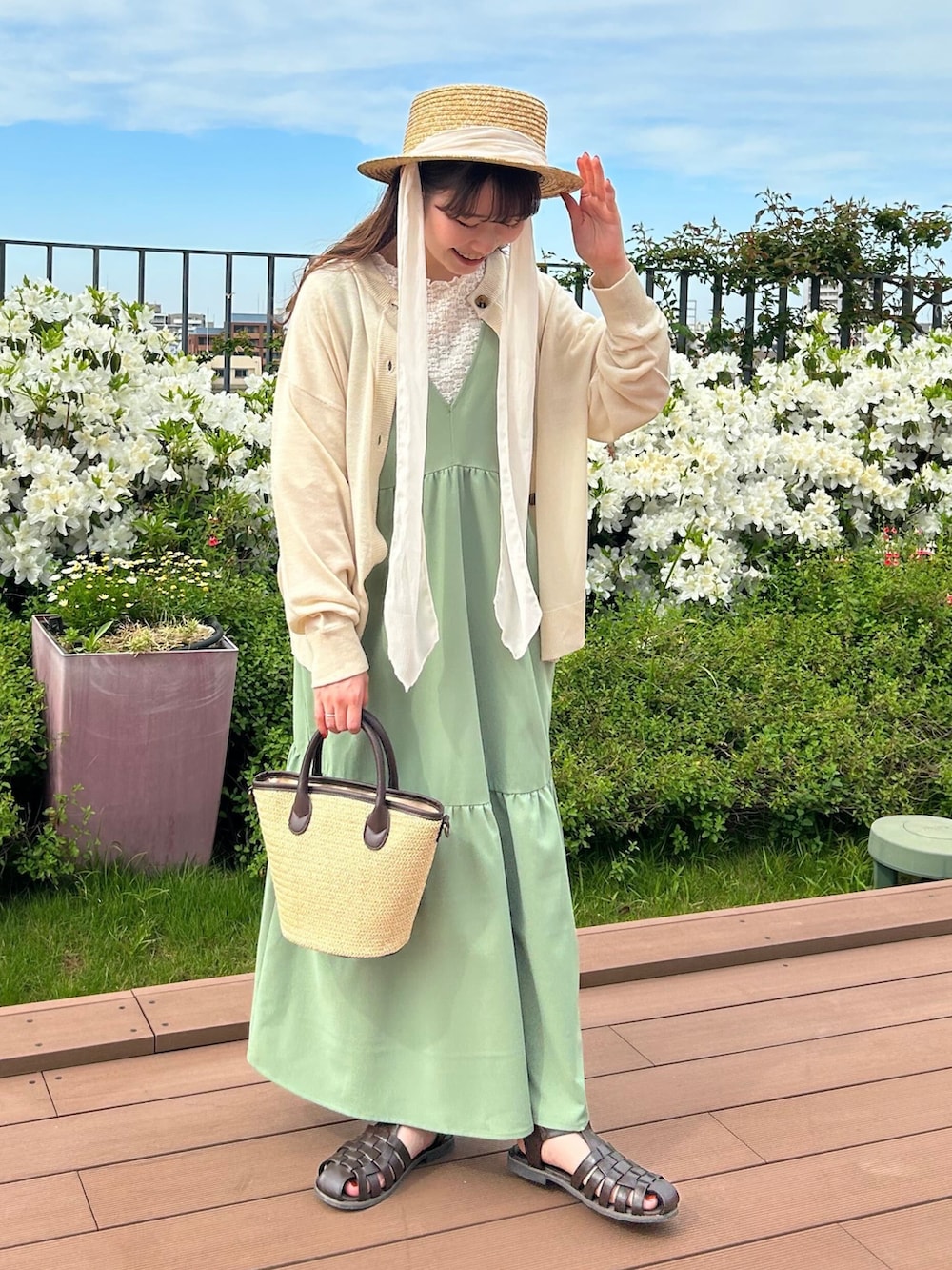 ホワイト系のカーディガン/ボレロ、ホワイト系のTシャツ/カットソー、グリーン系のワンピースを着用したレディースの春コーディネートの2枚目の写真