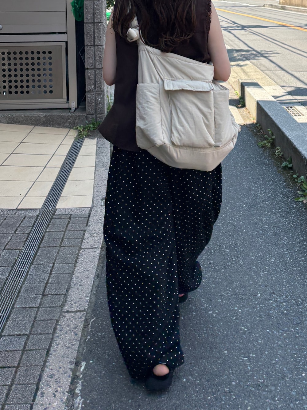 ホワイト系のショルダーバッグ、ブラウン系のトップス、その他のその他パンツを着用したレディースの夏コーディネートの5枚目の写真