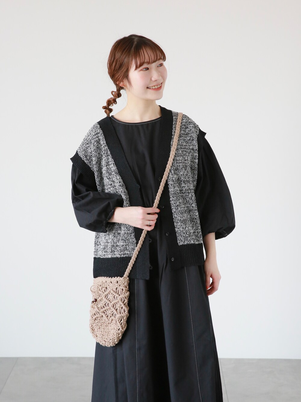 ブラウン系のその他シューズ、ブラック系のワンピースを着用したレディースの春コーディネートの3枚目の写真