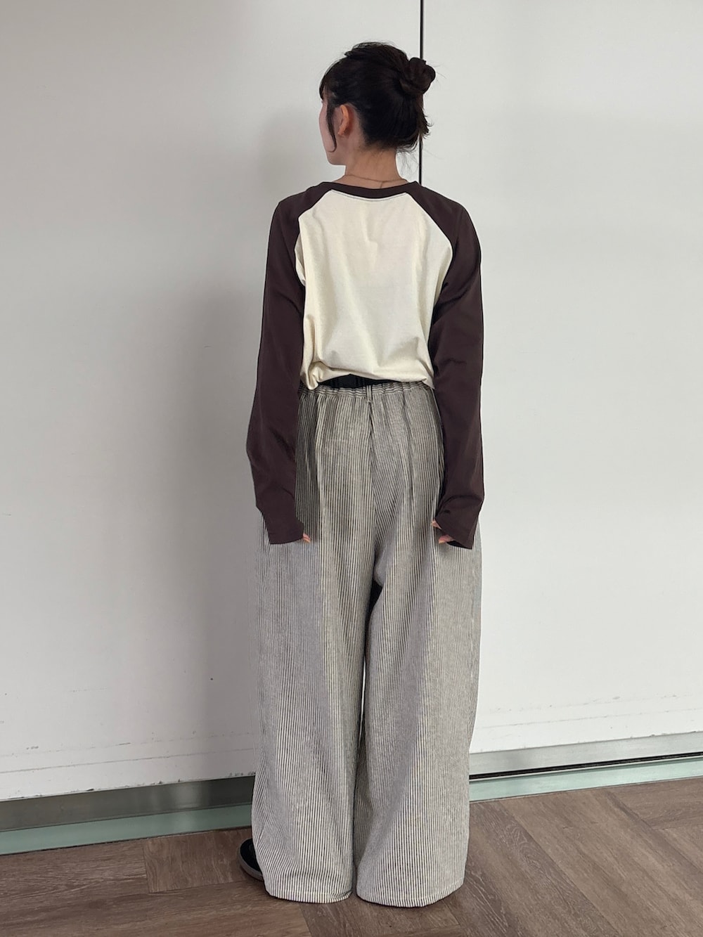 その他のその他パンツ、ブラック系のボディバッグ/ウエストポーチ、ホワイト系のTシャツ/カットソーを着用したレディースの秋コーディネートの4枚目の写真