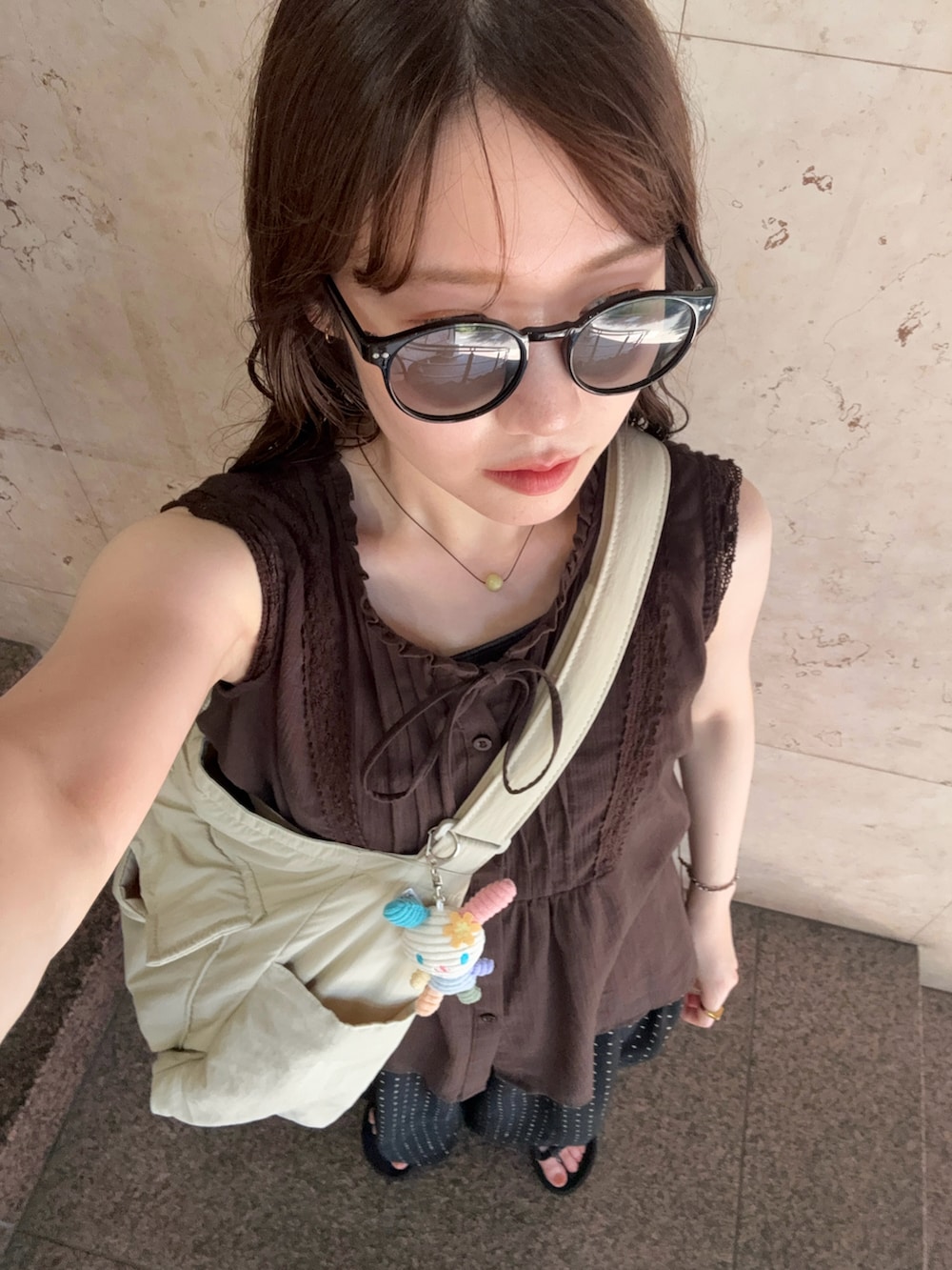 ホワイト系のショルダーバッグ、ブラウン系のトップス、その他のその他パンツを着用したレディースの夏コーディネートの4枚目の写真