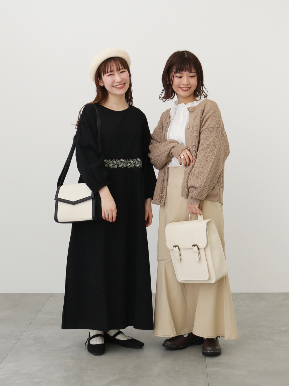 ブラック系のハンドバッグ、ブラック系のドレスシューズ、ブラック系のワンピースを着用したレディースの春コーディネートの2枚目の写真