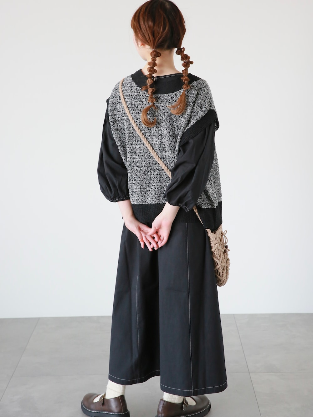 ブラウン系のその他シューズ、ブラック系のワンピース、ブラック系のベストを着用したレディースの春コーディネートの5枚目の写真