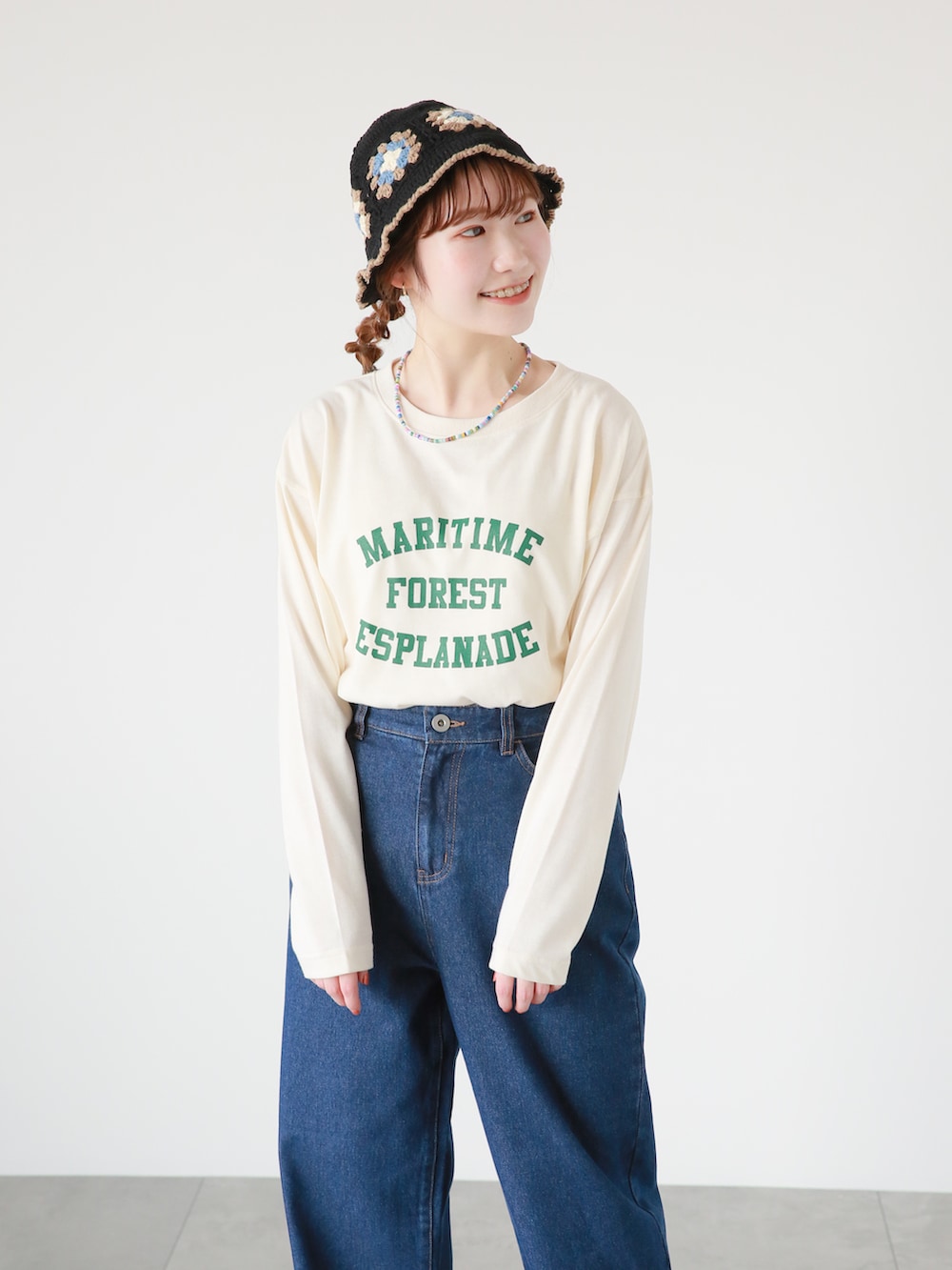 ブルー系のデニムパンツ、ホワイト系のTシャツ/カットソー、イエロー系のカーディガン/ボレロを着用したレディースの春コーディネートの3枚目の写真