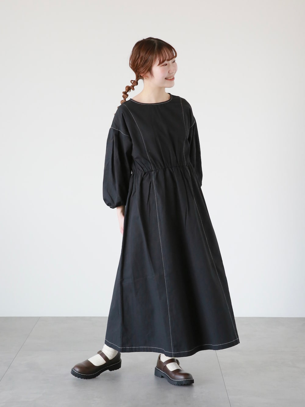 ブラウン系のその他シューズ、ブラック系のワンピース、ブラック系のベストを着用したレディースの春コーディネートの3枚目の写真