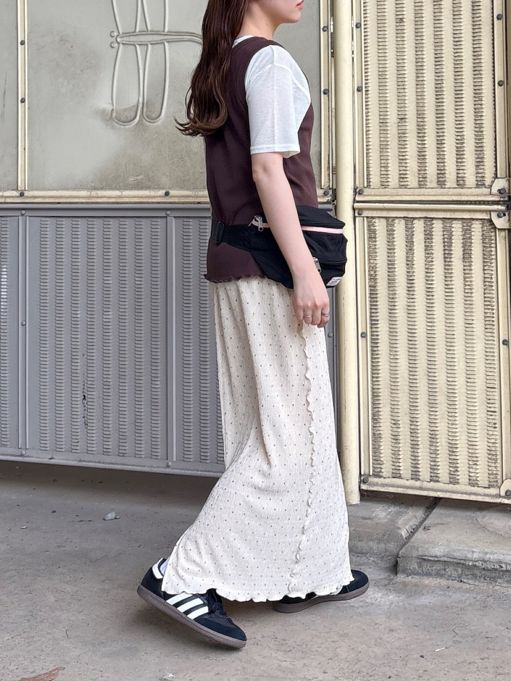 その他のスカート、ブラウン系のTシャツ/カットソー、ホワイト系のTシャツ/カットソーを着用したレディースの夏コーディネートの5枚目の写真