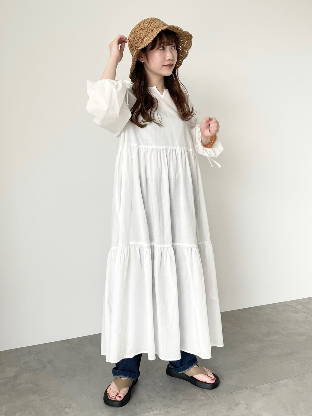 ホワイト系のワンピース、ブルー系のその他パンツ、ベージュ系のハットを着用したレディースの春コーディネートの2枚目の写真