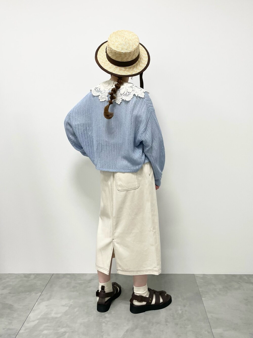 ホワイト系のスカート、ブルー系のカーディガン/ボレロ、ホワイト系のシャツ/ブラウスを着用したレディースの春コーディネートの2枚目の写真