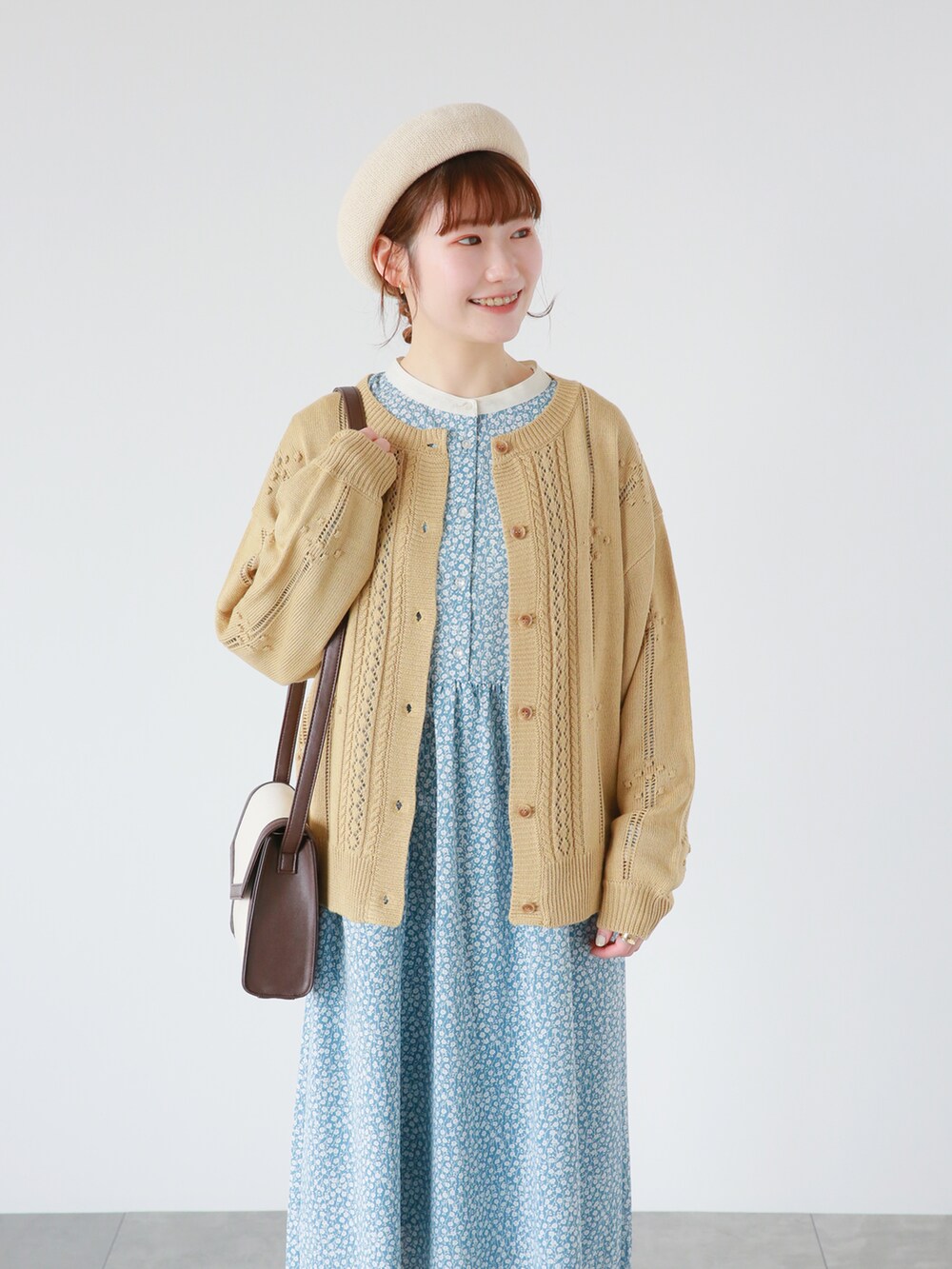 ブラウン系のその他シューズ、ブルー系のワンピース、ブラウン系のハンドバッグを着用したレディースの春コーディネートの2枚目の写真