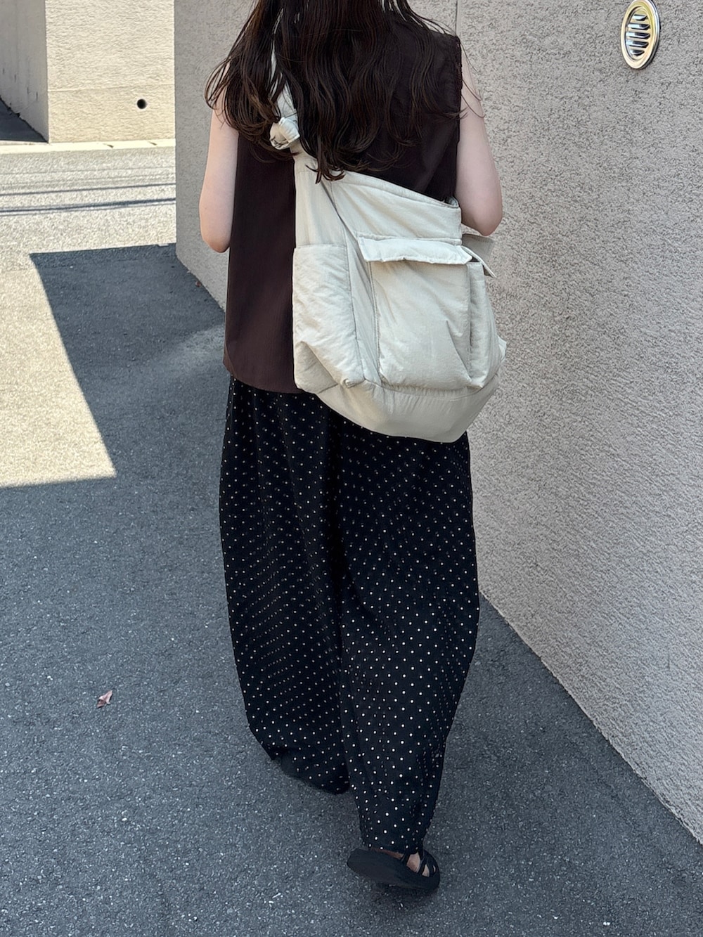ホワイト系のショルダーバッグ、ブラウン系のトップス、その他のその他パンツを着用したレディースの夏コーディネートの3枚目の写真