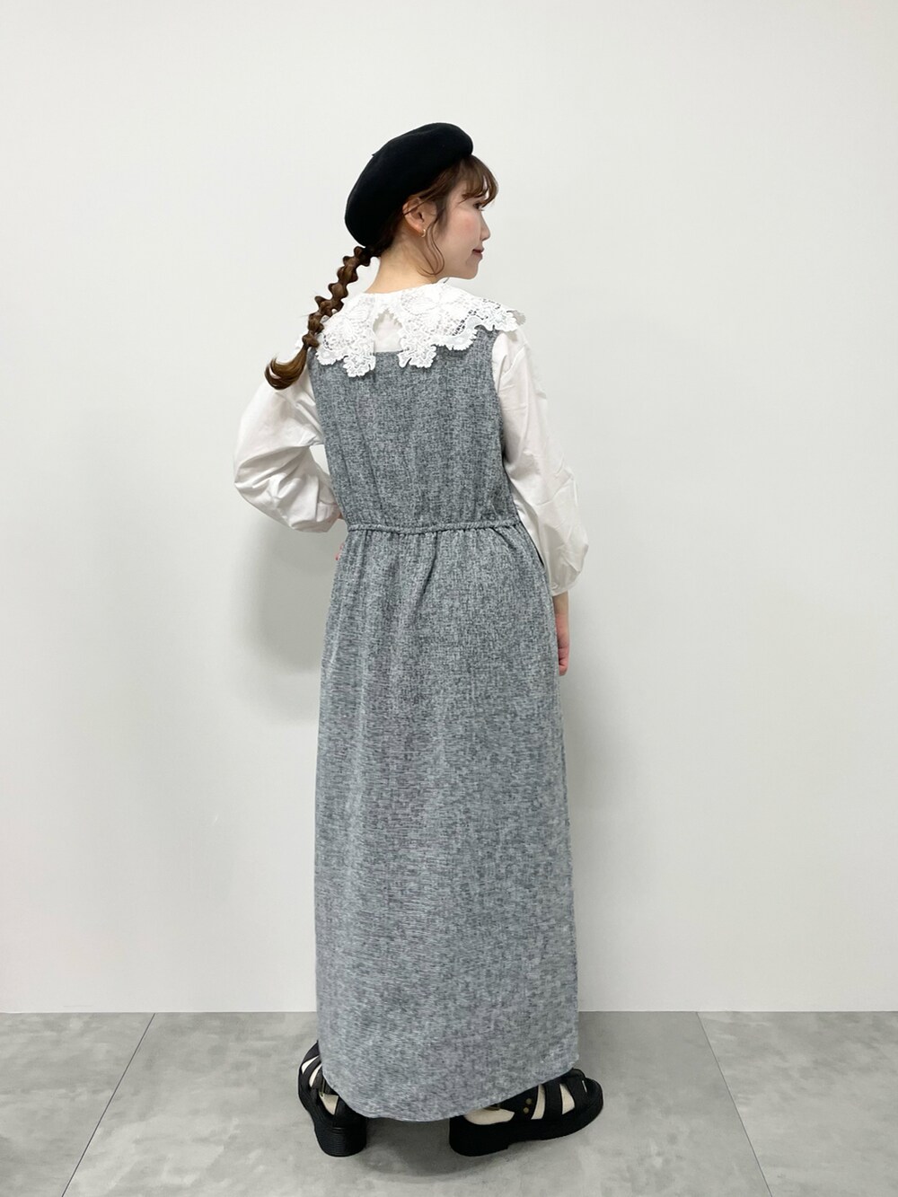 「ワンピース、ジャンスカ、ベレー帽、白ブラウス、ガーリー、ビッグカラー、夏コーデ、キャミワンピ、ehka sopo、低身長」｜「ehka sopoのツイードライクジャンパースカート（ワンピース、ブルー系）」を使った、おゆいさん（レディース・151cm）の春コーディネートの2枚目の写真