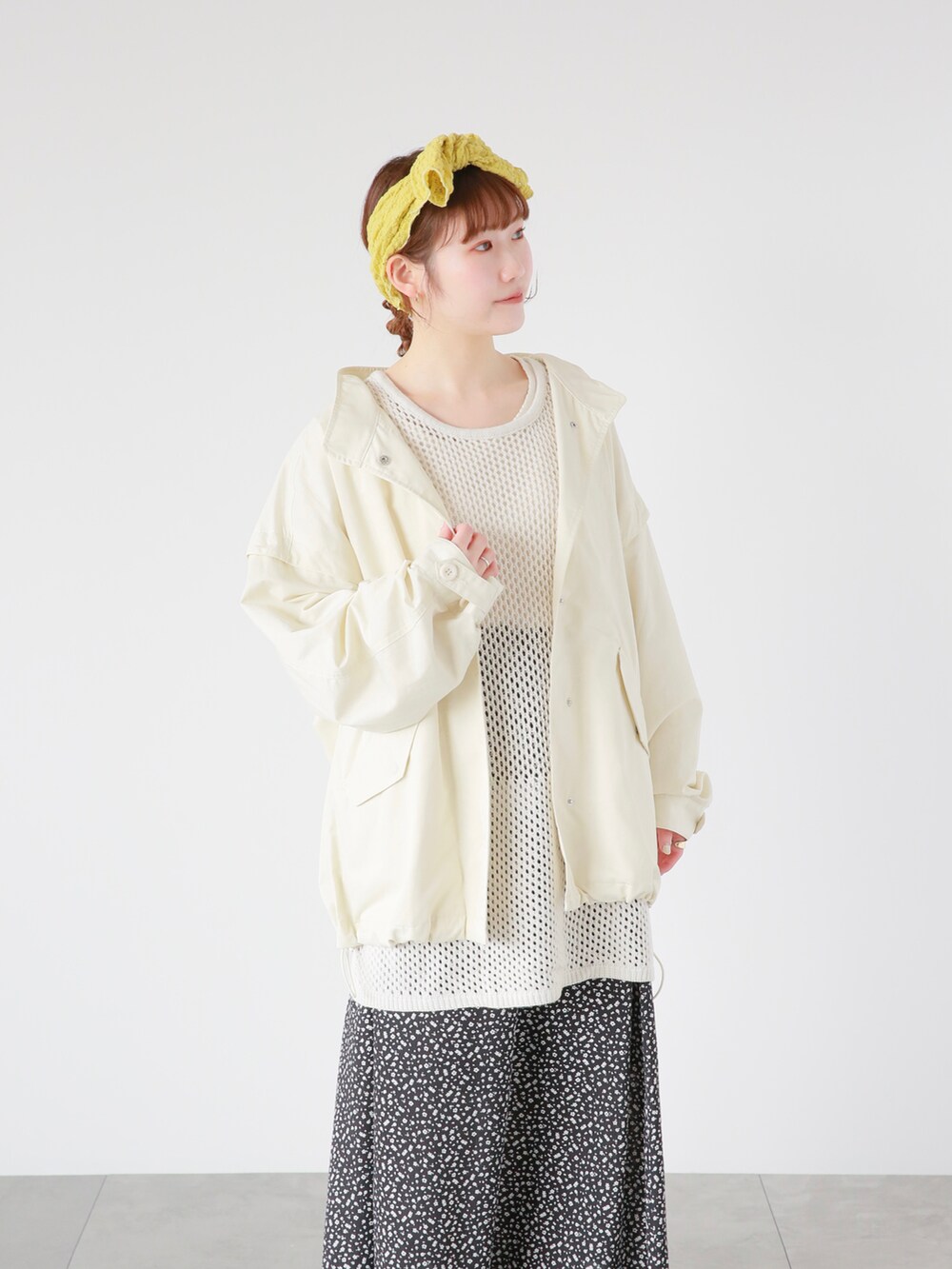 グリーン系のドレスシューズ、ホワイト系のタンクトップ、ホワイト系のその他トップスを着用したレディースの春コーディネートの2枚目の写真