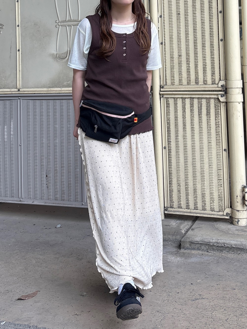 その他のスカート、ブラウン系のTシャツ/カットソー、ホワイト系のTシャツ/カットソーを着用したレディースの夏コーディネートの2枚目の写真