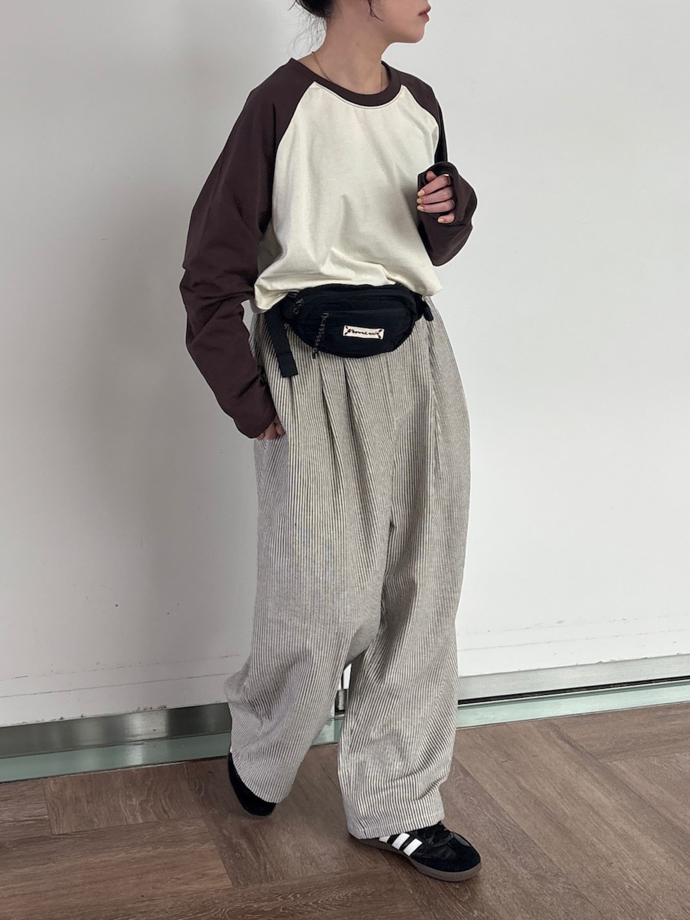 その他のその他パンツ、ブラック系のボディバッグ/ウエストポーチ、ホワイト系のTシャツ/カットソーを着用したレディースの秋コーディネートの2枚目の写真