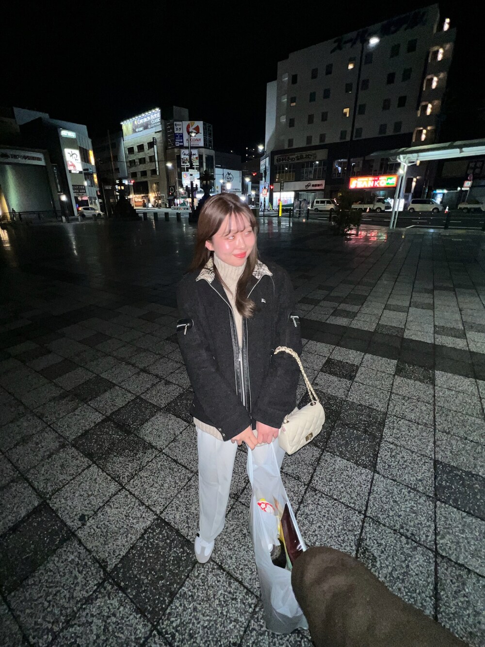 ホワイト系のニット/セーター、ピンク系のシャツ/ブラウス、ホワイト系のスラックスを着用したレディースの春コーディネートの2枚目の写真
