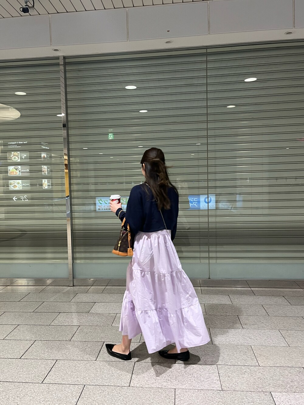 ブルー系のスウェット、パープル系のワンピース/ドレス、ブラック系のスリッポンを着用したレディースの秋コーディネートの2枚目の写真