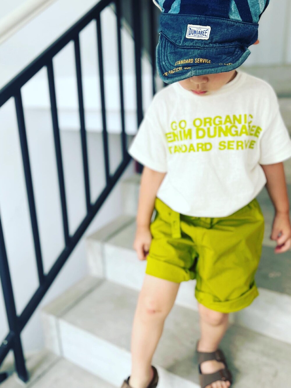 ブラウン系のサンダル、グリーン系のカーゴパンツ、ホワイト系のTシャツ/カットソーを着用したキッズの夏コーディネートの2枚目の写真