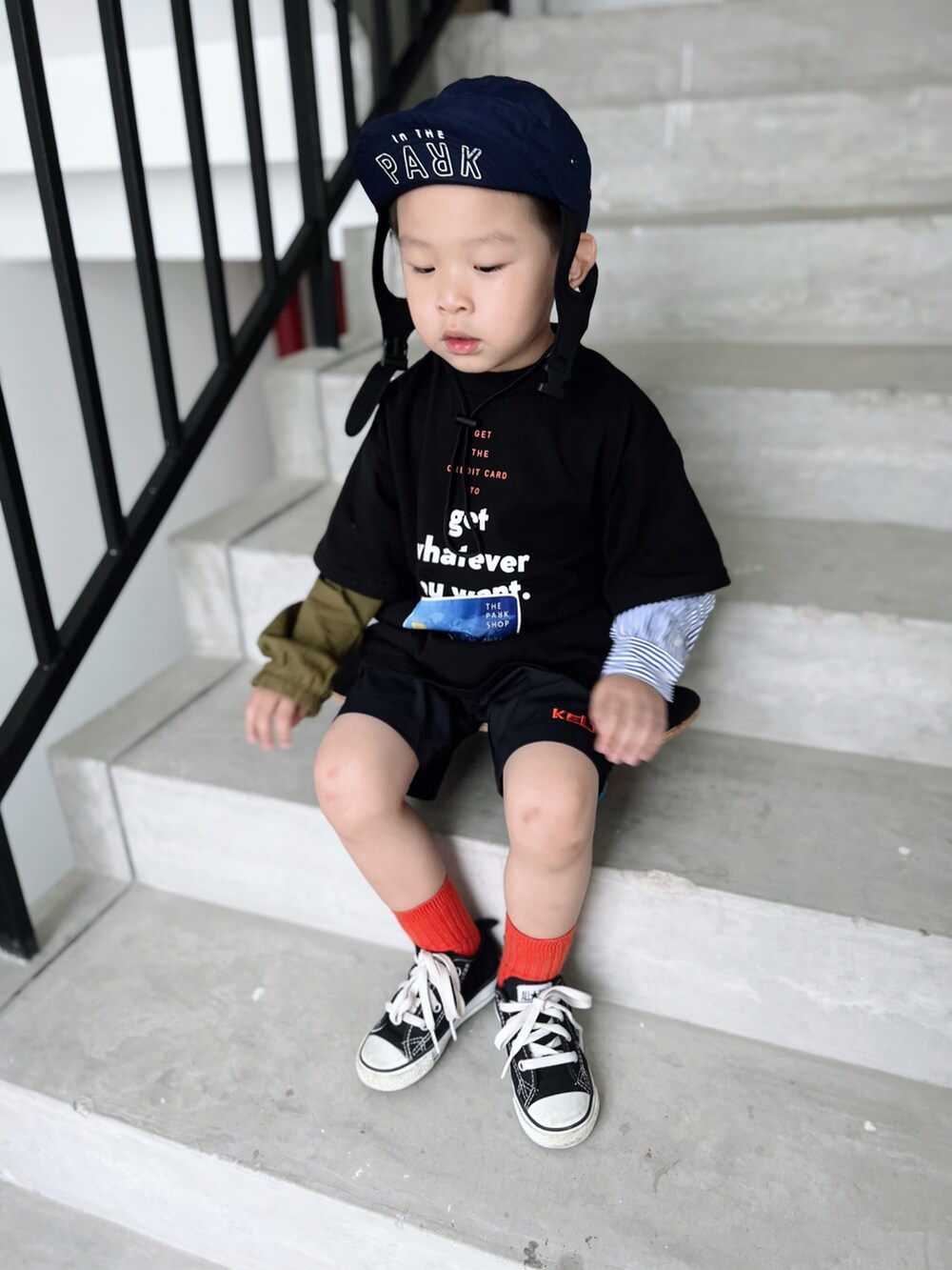 ホワイト系のスニーカー、ホワイト系のTシャツ/カットソー、ブラック系のカーゴパンツを着用したキッズの夏コーディネートの5枚目の写真