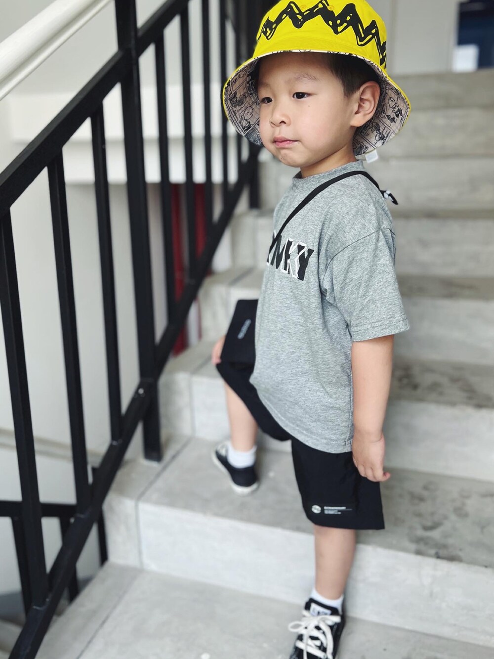 グレー系のTシャツ/カットソーを着用したキッズの夏コーディネートの4枚目の写真