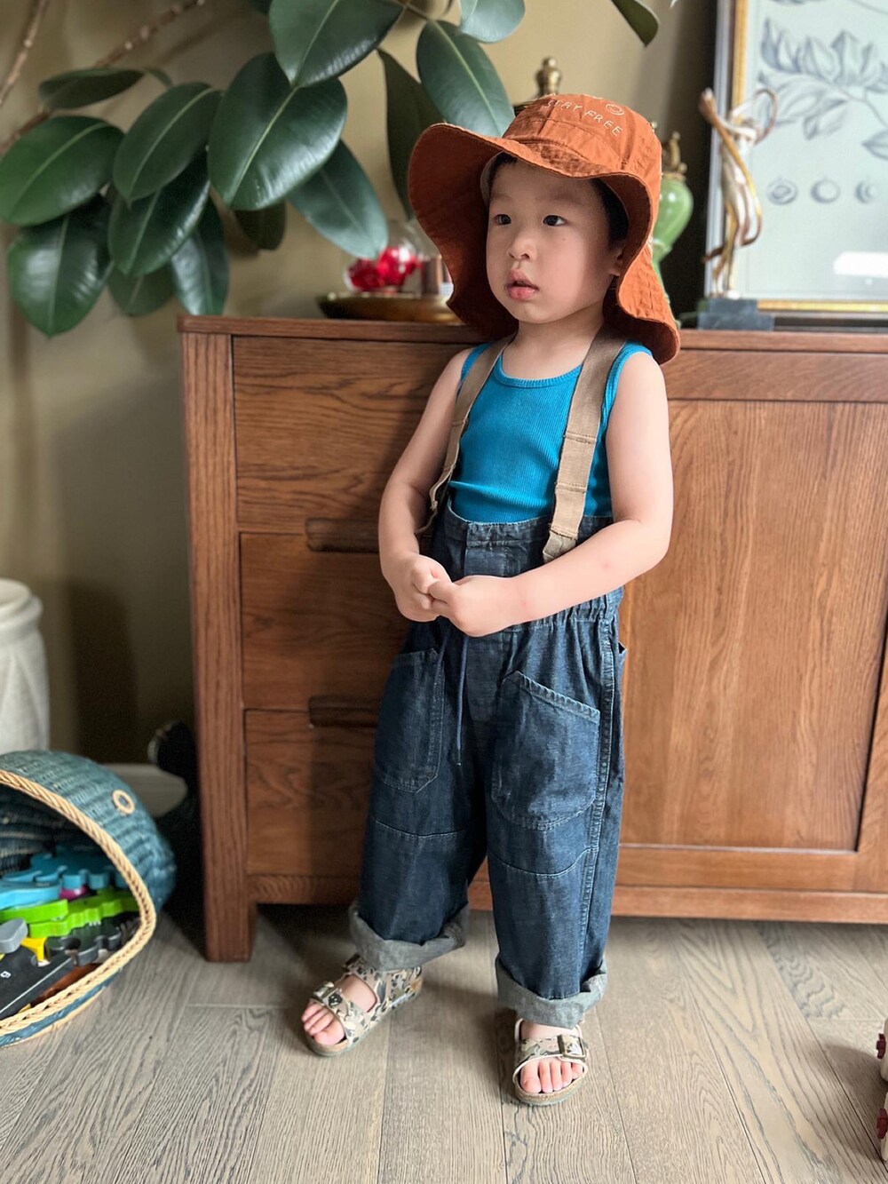 「ootd、夏、街头搭配、复古」｜「DENIM DUNGAREEのアイテム（キャップ、ブラウン系）」を使った、sunstar0109さん（キッズ・100cm）の夏コーディネートの2枚目の写真