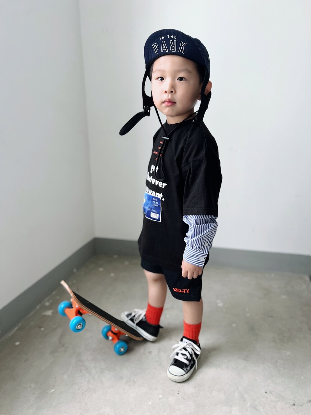 ホワイト系のスニーカー、ホワイト系のTシャツ/カットソー、ブラック系のカーゴパンツを着用したキッズの夏コーディネートの4枚目の写真