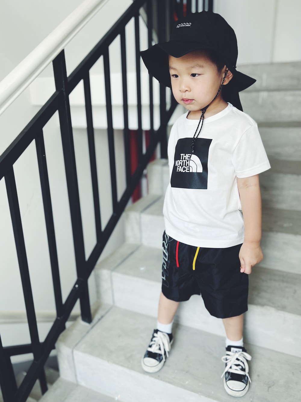 ブルー系のTシャツ/カットソー、ブラック系のカーゴパンツ、ブラック系のスニーカーを着用したキッズの夏コーディネートの3枚目の写真