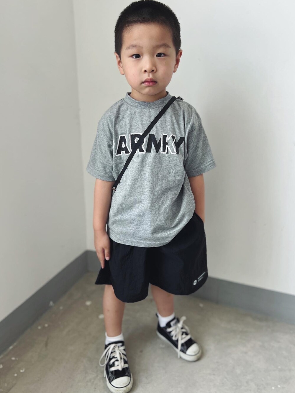 グレー系のTシャツ/カットソーを着用したキッズの夏コーディネートの2枚目の写真