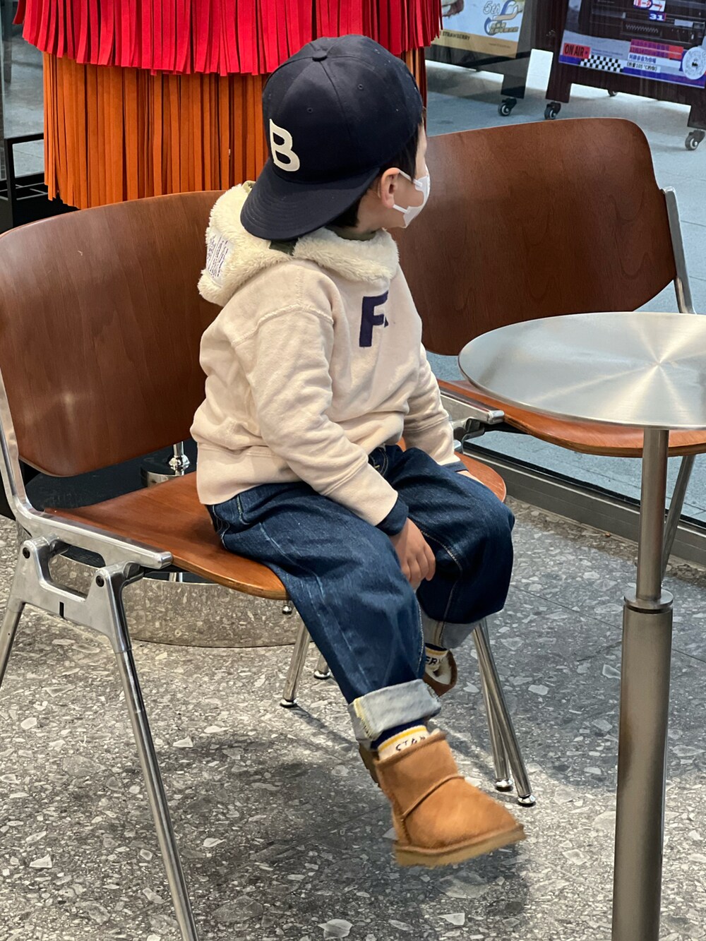 「ootd、雪地靴、DENIM DUNGAREE、街头搭配」｜「DENIM DUNGAREEのアイテム（パーカー、ホワイト系）」を使った、sunstar0109さん（キッズ・100cm）の夏コーディネートの3枚目の写真