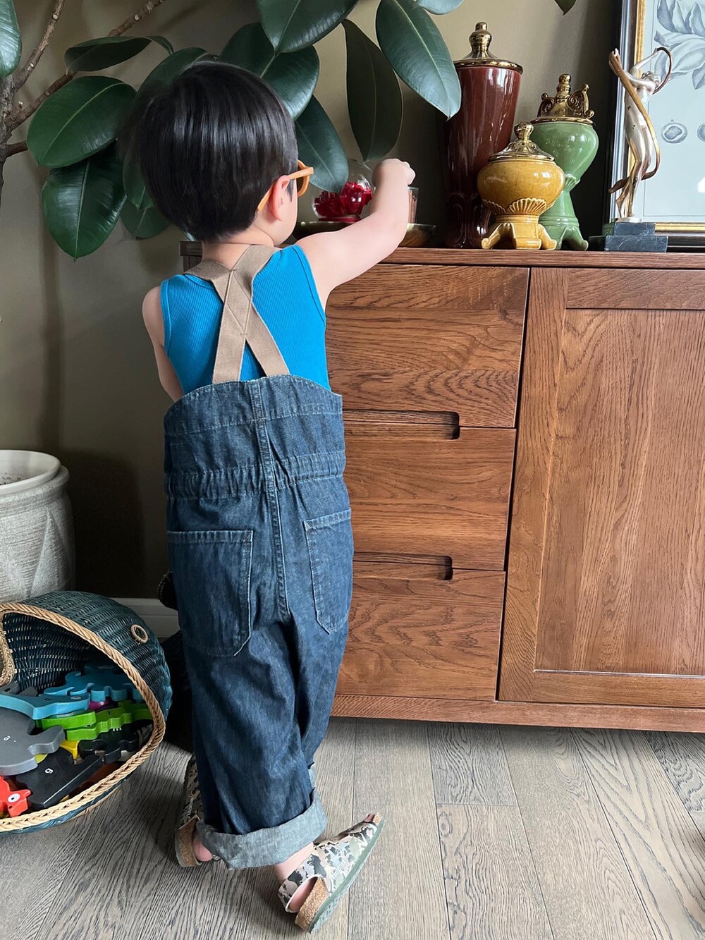 「ootd、夏、街头搭配、复古」｜「DENIM DUNGAREEのアイテム（キャップ、ブラウン系）」を使った、sunstar0109さん（キッズ・100cm）の夏コーディネートの4枚目の写真