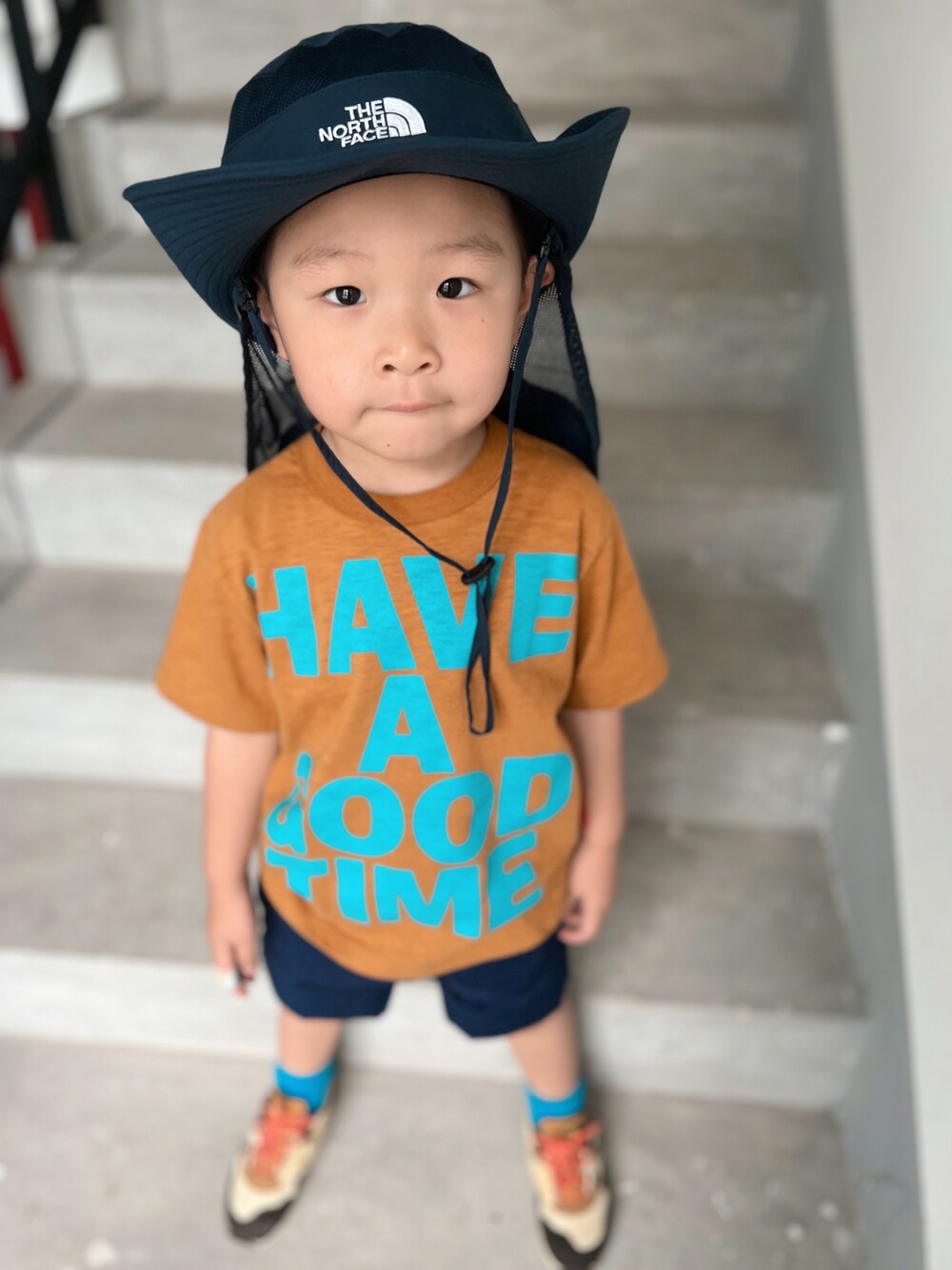 「ootd、夏、街头搭配、球鞋、复古穿搭」｜「THE NORTH FACEのアイテム（サンバイザー、ブルー系）」を使った、sunstar0109さん（キッズ・100cm）の夏コーディネートの5枚目の写真