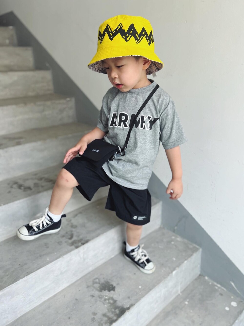 グレー系のTシャツ/カットソーを着用したキッズの夏コーディネートの3枚目の写真
