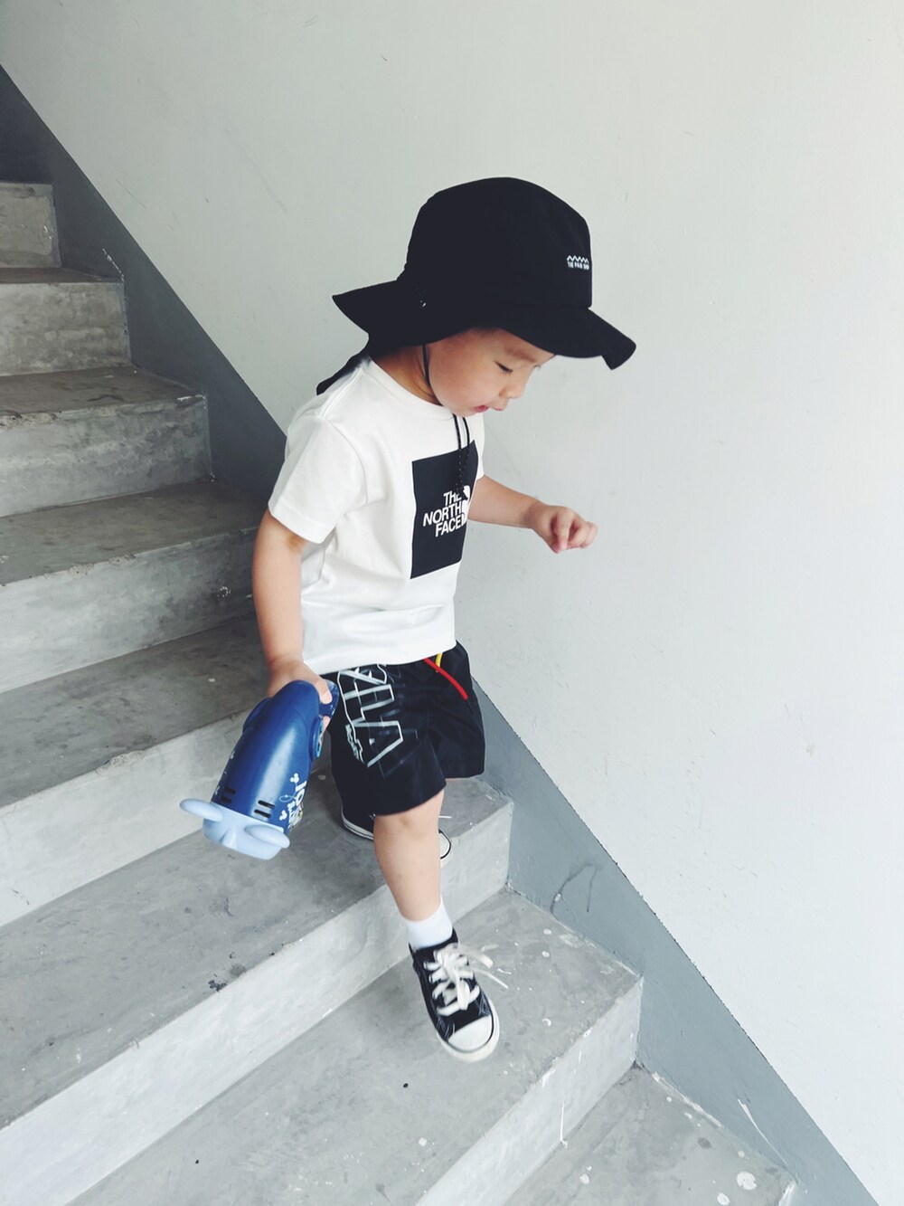 ブルー系のTシャツ/カットソー、ブラック系のカーゴパンツ、ブラック系のスニーカーを着用したキッズの夏コーディネートの4枚目の写真