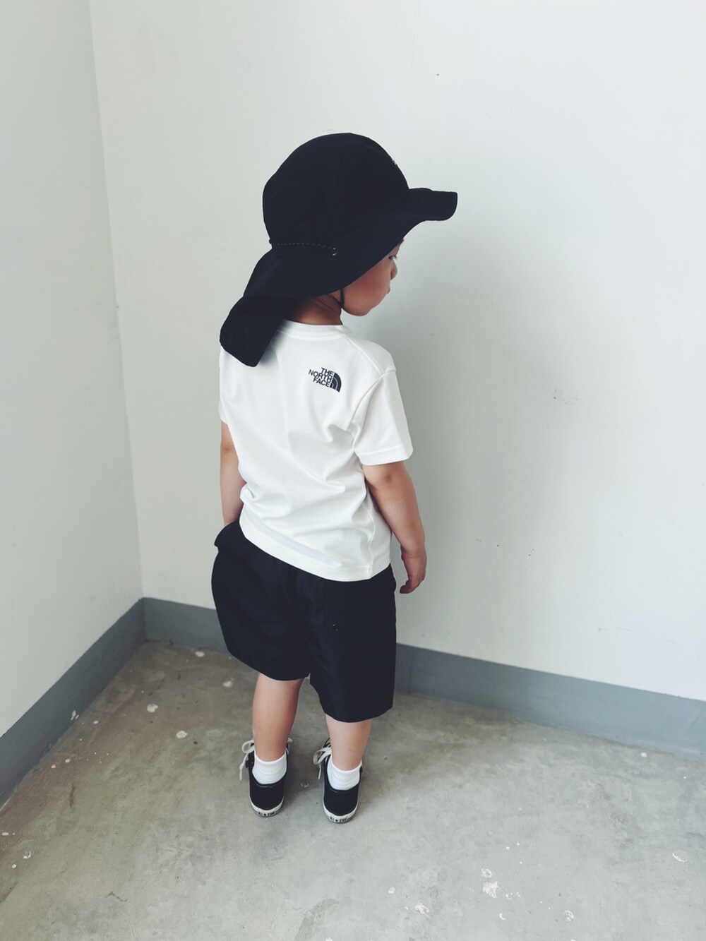 ブルー系のTシャツ/カットソー、ブラック系のカーゴパンツ、ブラック系のスニーカーを着用したキッズの夏コーディネートの2枚目の写真