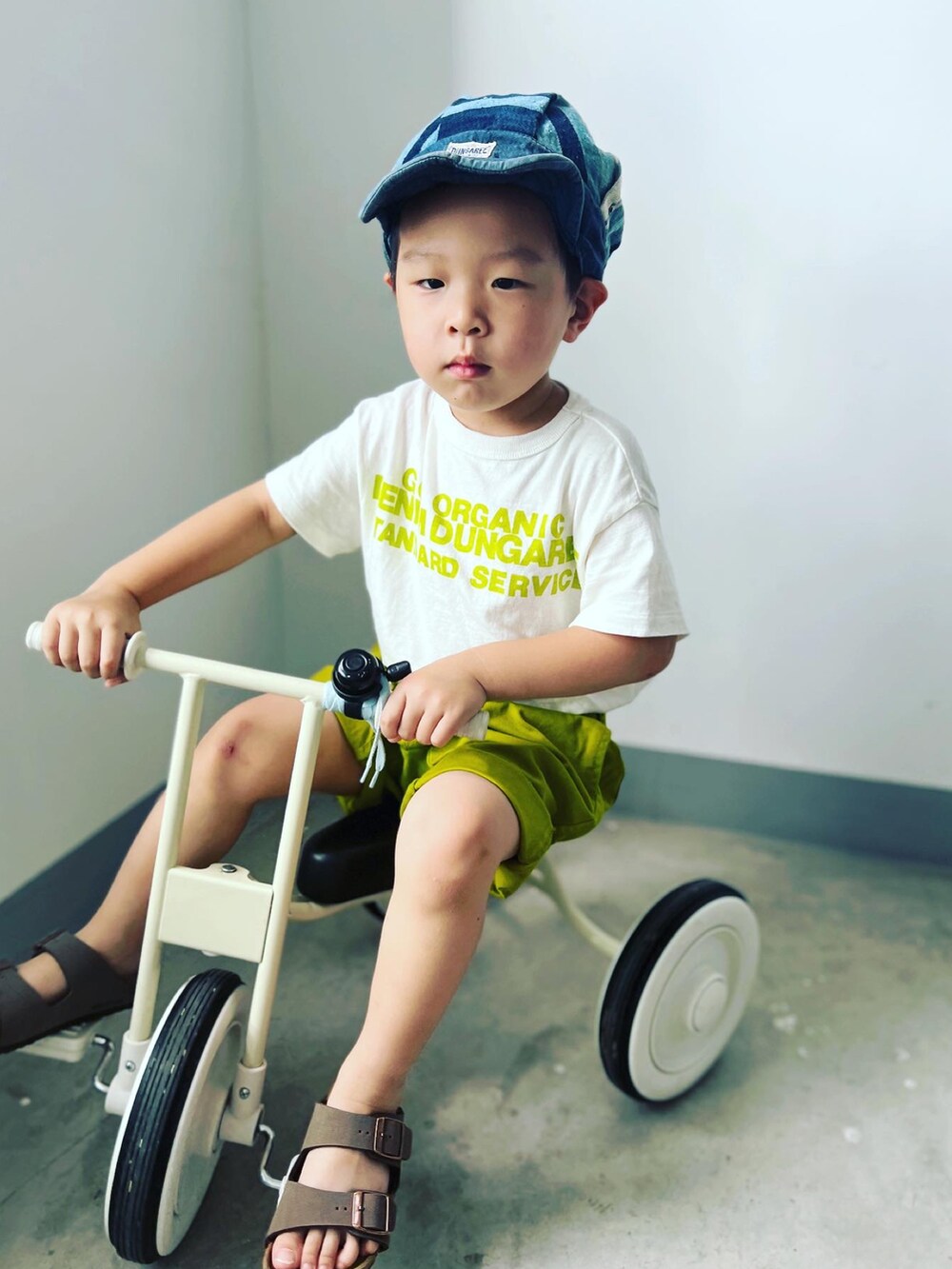 ブラウン系のサンダル、グリーン系のカーゴパンツ、ホワイト系のTシャツ/カットソーを着用したキッズの夏コーディネートの4枚目の写真