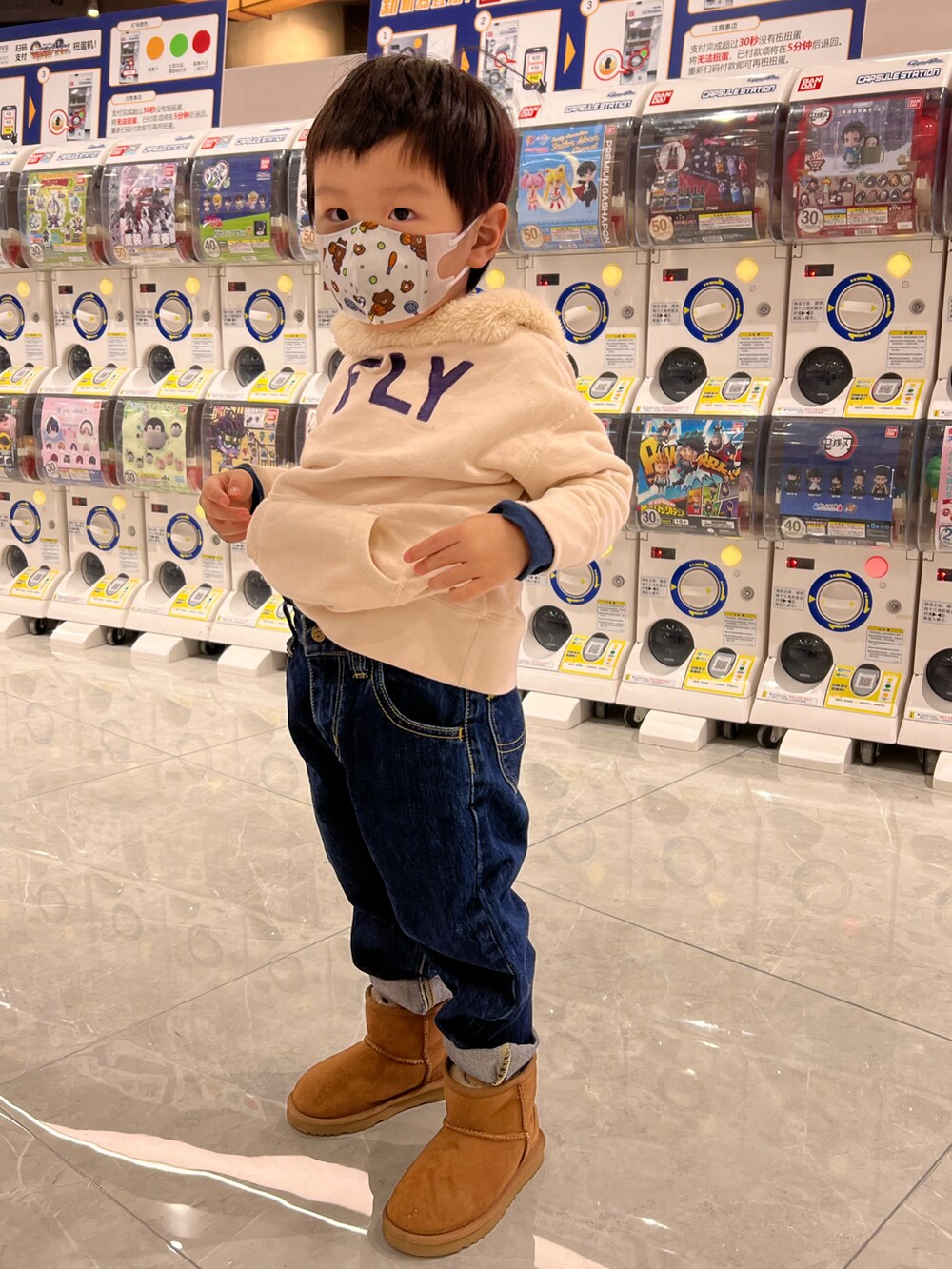 「ootd、雪地靴、DENIM DUNGAREE、街头搭配」｜「DENIM DUNGAREEのアイテム（パーカー、ホワイト系）」を使った、sunstar0109さん（キッズ・100cm）の夏コーディネートの2枚目の写真