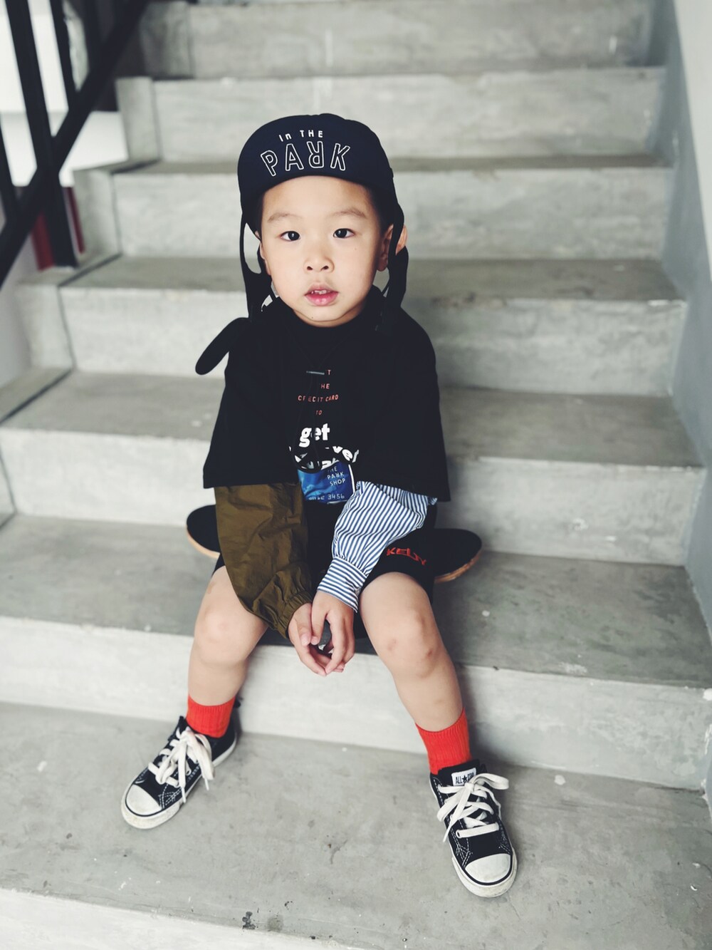 ホワイト系のスニーカー、ホワイト系のTシャツ/カットソー、ブラック系のカーゴパンツを着用したキッズの夏コーディネートの3枚目の写真