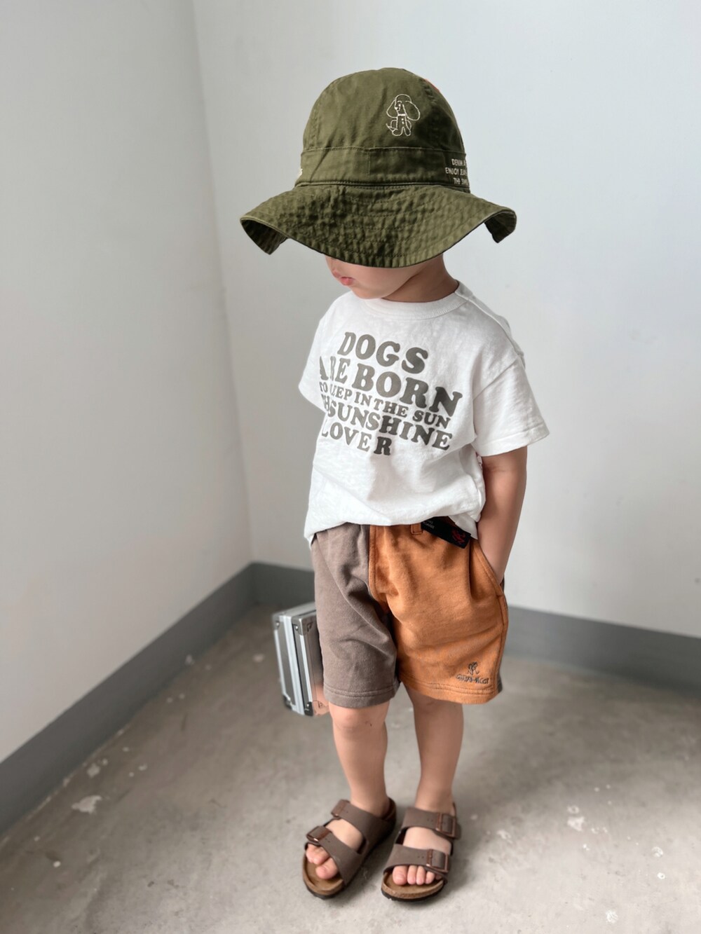 ホワイト系のTシャツ/カットソー、その他のカーゴパンツ、ブラウン系のサンダルを着用したキッズの夏コーディネートの4枚目の写真