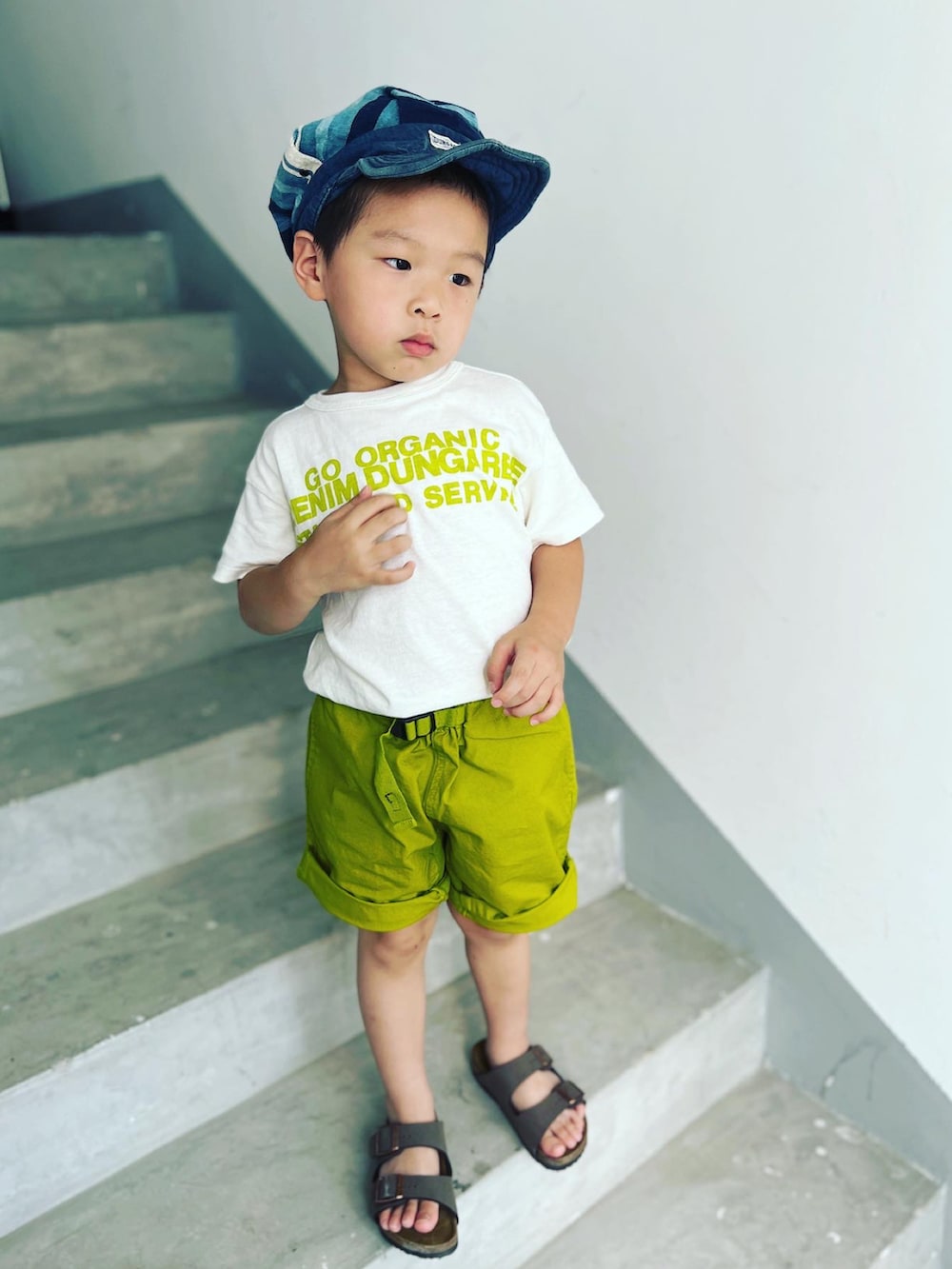 ブラウン系のサンダル、グリーン系のカーゴパンツ、ホワイト系のTシャツ/カットソーを着用したキッズの夏コーディネートの3枚目の写真