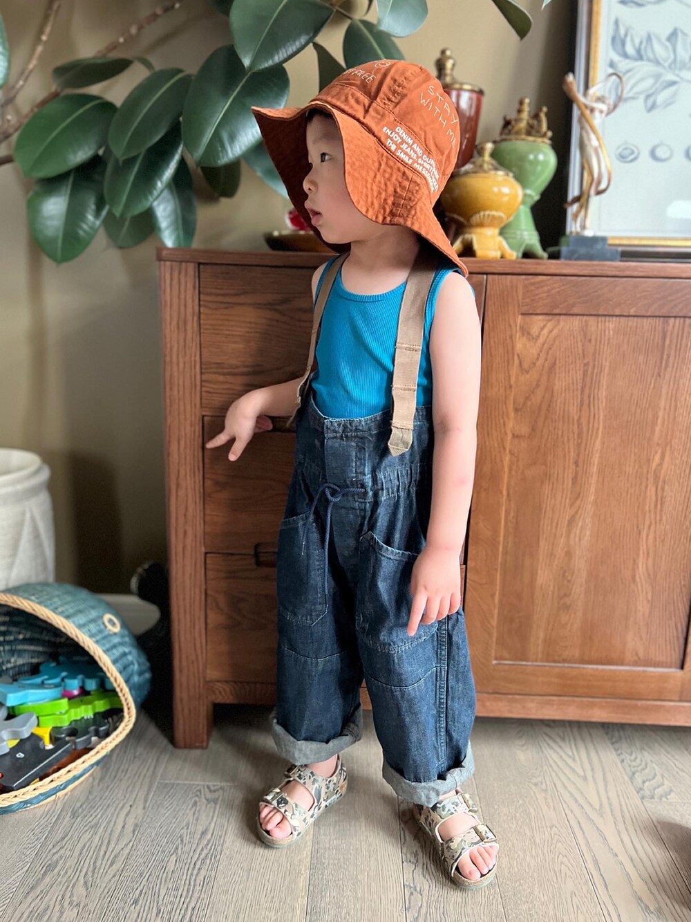 「ootd、夏、街头搭配、复古」｜「DENIM DUNGAREEのアイテム（キャップ、ブラウン系）」を使った、sunstar0109さん（キッズ・100cm）の夏コーディネートの3枚目の写真