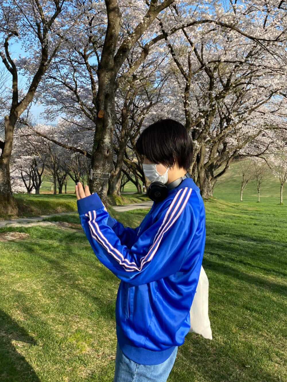 ブルー系のスニーカー、ブルー系のジャケット/アウターを着用したレディースの春コーディネートの2枚目の写真