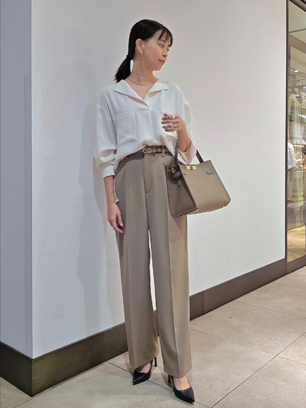 グリーン系のその他パンツ、ブルー系のノーカラーコート、ベージュ系のショルダーバッグを着用したレディースの冬コーディネートの8枚目の写真