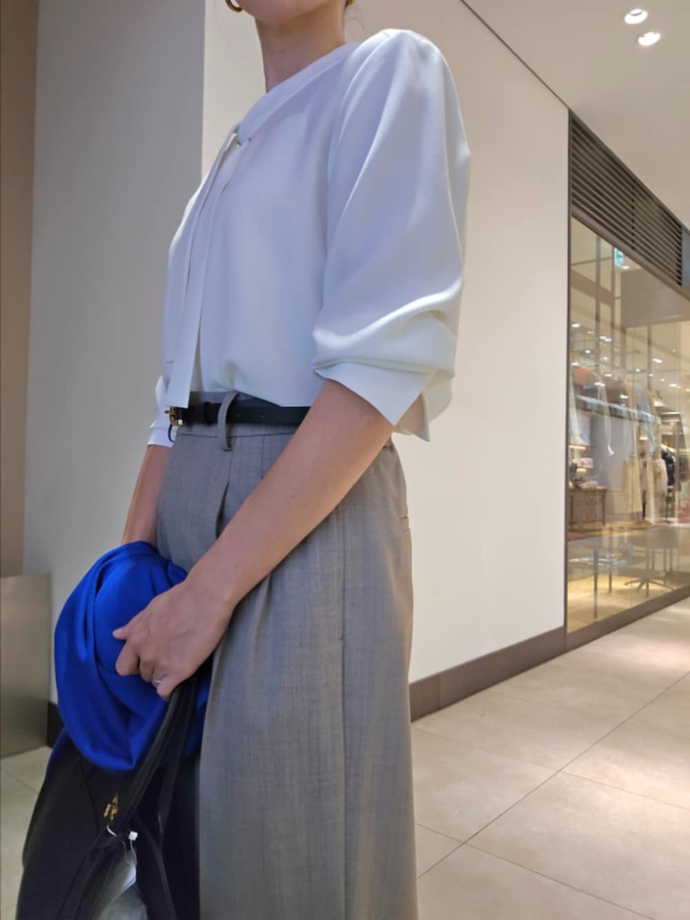 ブラウン系のその他パンツ、ブルー系のカーディガン/ボレロ、ホワイト系のシャツ/ブラウスを着用したレディースの秋コーディネートの7枚目の写真