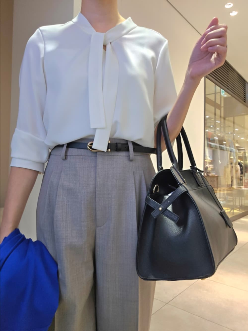 ブラウン系のその他パンツ、ブルー系のカーディガン/ボレロ、ホワイト系のシャツ/ブラウスを着用したレディースの秋コーディネートの6枚目の写真