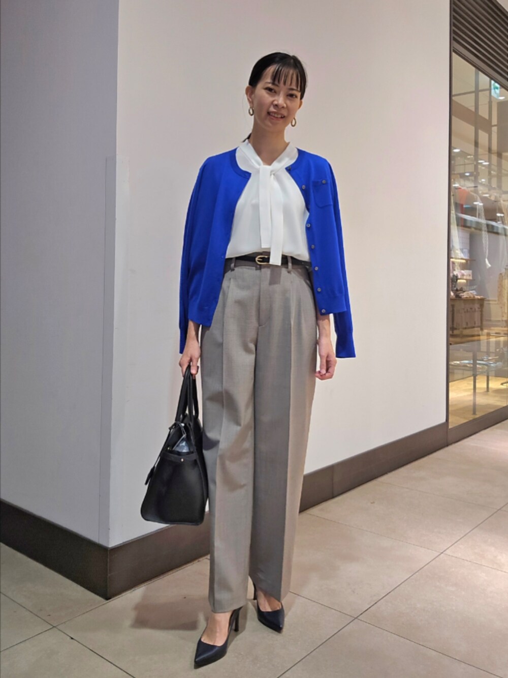 ブラウン系のその他パンツ、ブルー系のカーディガン/ボレロ、ホワイト系のシャツ/ブラウスを着用したレディースの秋コーディネートの2枚目の写真