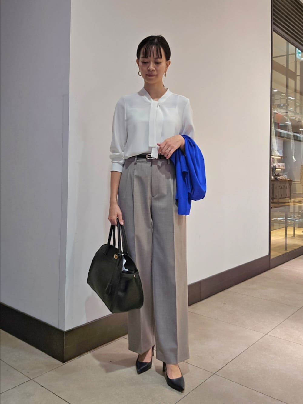 ブラウン系のその他パンツ、ブルー系のカーディガン/ボレロ、ホワイト系のシャツ/ブラウスを着用したレディースの秋コーディネートの4枚目の写真