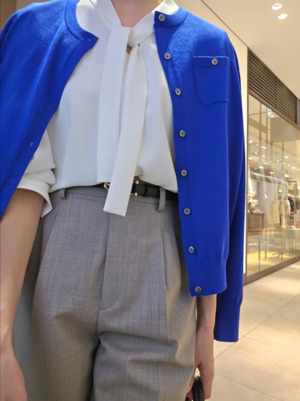 ブラウン系のその他パンツ、ブルー系のカーディガン/ボレロ、ホワイト系のシャツ/ブラウスを着用したレディースの秋コーディネートの5枚目の写真