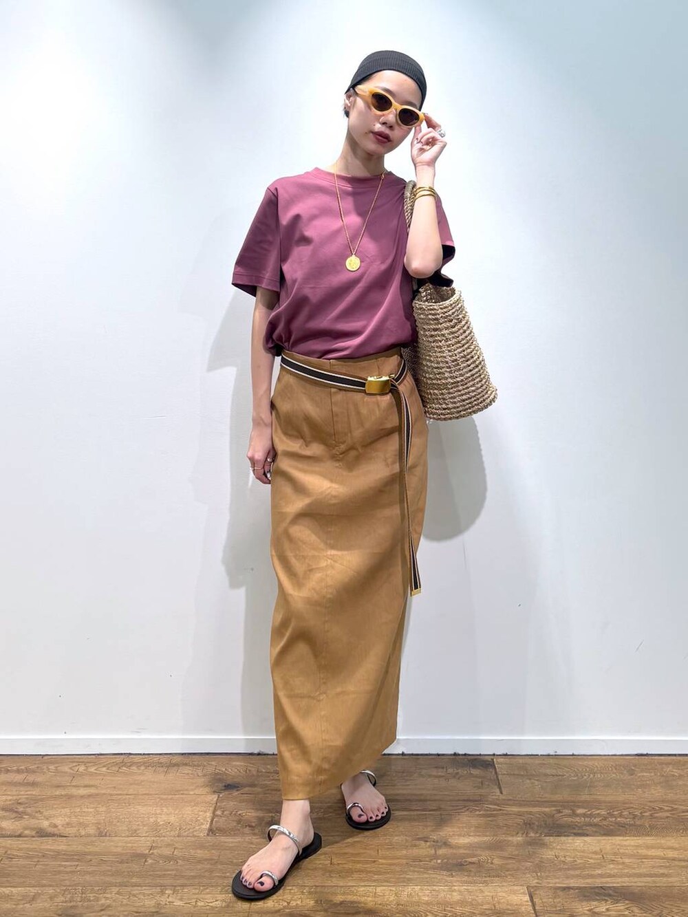 「着痩せ、休日コーデ、楽ちんコーデ、女子会、女子ウケ、BABYLONE、トラッド、ナチュラル、高見え、着痩せ・細見え、大人カジュアル、Tシャツ、スカート、サンダル、ネックレス」｜「BABYLONEの【Haddon&Jones】ラインベルト（ベルト、ブラウン系）」を使った、blmikuroさん（レディース・164cm）の春コーディネートの7枚目の写真